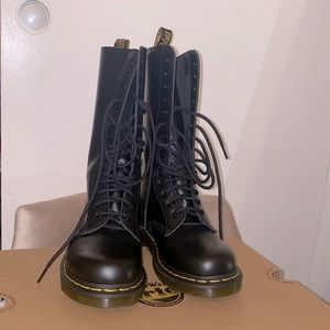 NEW IN BOX 1914 Smooth Leather Doc Martens 14-eye